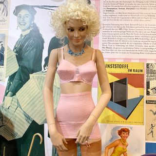 1955 … STAATSVERTRAG, PETTICOAT & NIERENTISCH